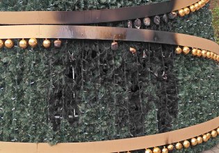 Δήμος Χίου για τον βανδαλισμό του Χριστουγεννιάτικου δέντρου: «Λύπη, στεναχώρια και ένα μεγάλο ‘γιατί;’»