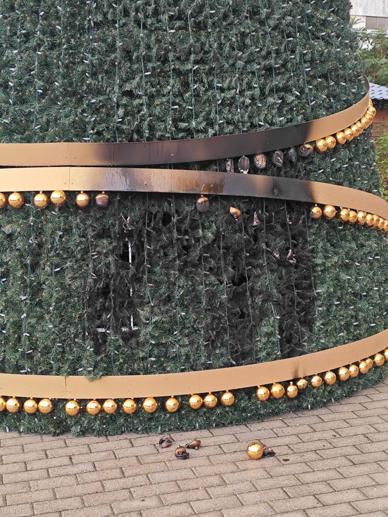 Δήμος Χίου για τον βανδαλισμό του Χριστουγεννιάτικου δέντρου: «Λύπη, στεναχώρια και ένα μεγάλο ‘γιατί;’»