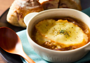 Αηδία κι απόλαυση – Το ελβετικό τυρί που μυρίζει σαν βρώμικη κάλτσα και λατρεύεται τις γιορτές