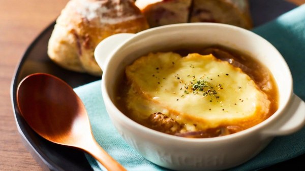 Αηδία κι απόλαυση – Το ελβετικό τυρί που μυρίζει σαν βρώμικη κάλτσα και λατρεύεται τις γιορτές