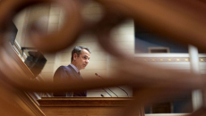 Σε ασφυκτικό κλοιό το Μαξίμου – Τέσσερα ανοιχτά μέτωπα ρίχνουν τις κυβερνητικές προσπάθειες αλλαγής ατζέντας στο κενό