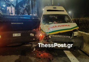 Τροχαίο με ασθενοφόρο που μετέφερε και κλούβα της ΕΛ.ΑΣ. γεμάτη αστυνομικούς στον Πλατύκαμπο Λάρισας