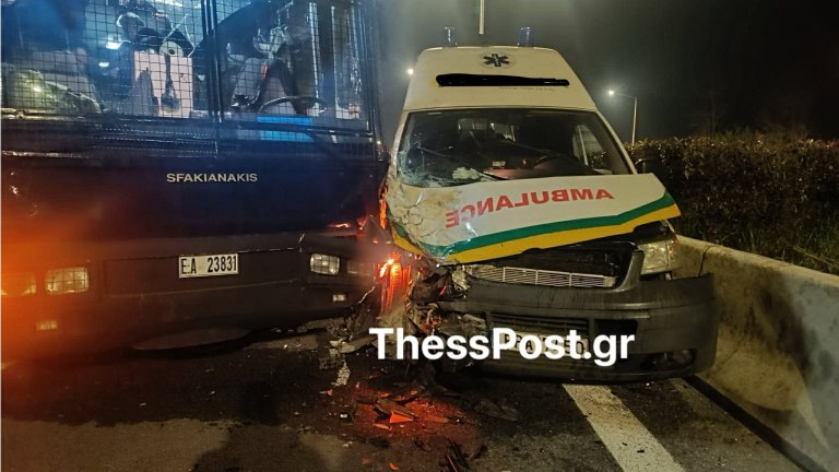 Τροχαίο με ασθενοφόρο που μετέφερε τραυματίες και κλούβα της ΕΛ.ΑΣ. γεμάτη αστυνομικούς στον Πλατύκαμπο Λάρισας