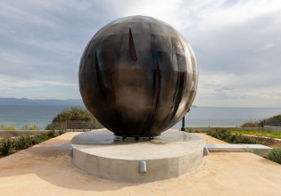 Χτύπησαν τη σιωπή της μνήμης στο Μάτι – Βανδαλισμός στο μνημείο της «Καιόμενης Σφαίρας»