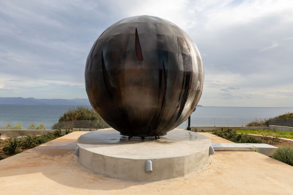 Χτύπησαν τη σιωπή της μνήμης στο Μάτι – Βανδαλισμός στο μνημείο της «Καιόμενης Σφαίρας»