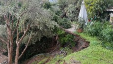 Άγιος Δημήτριος: Ανησυχία για τις καθιζήσεις στο ρέμα Πικροδάφνης – Κινδυνεύουν σπίτια,  αυτοψίες στα πληγέντα σημεία