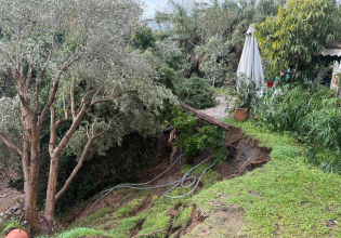 Άγιος Δημήτριος: Ανησυχία για τις καθιζήσεις στο ρέμα Πικροδάφνης – Κινδυνεύουν σπίτια,  αυτοψίες στα πληγέντα σημεία