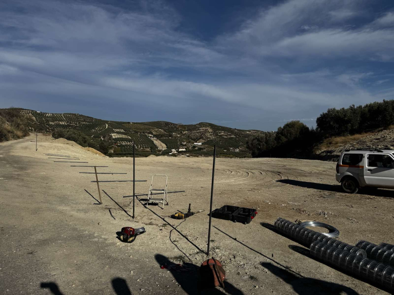 Με περιφράξεις προσπαθεί ο δήμος Ηρακλείου να προστατεύσει τον δημόσιο χώρο από τις αυτοσχέδιες χωματερές