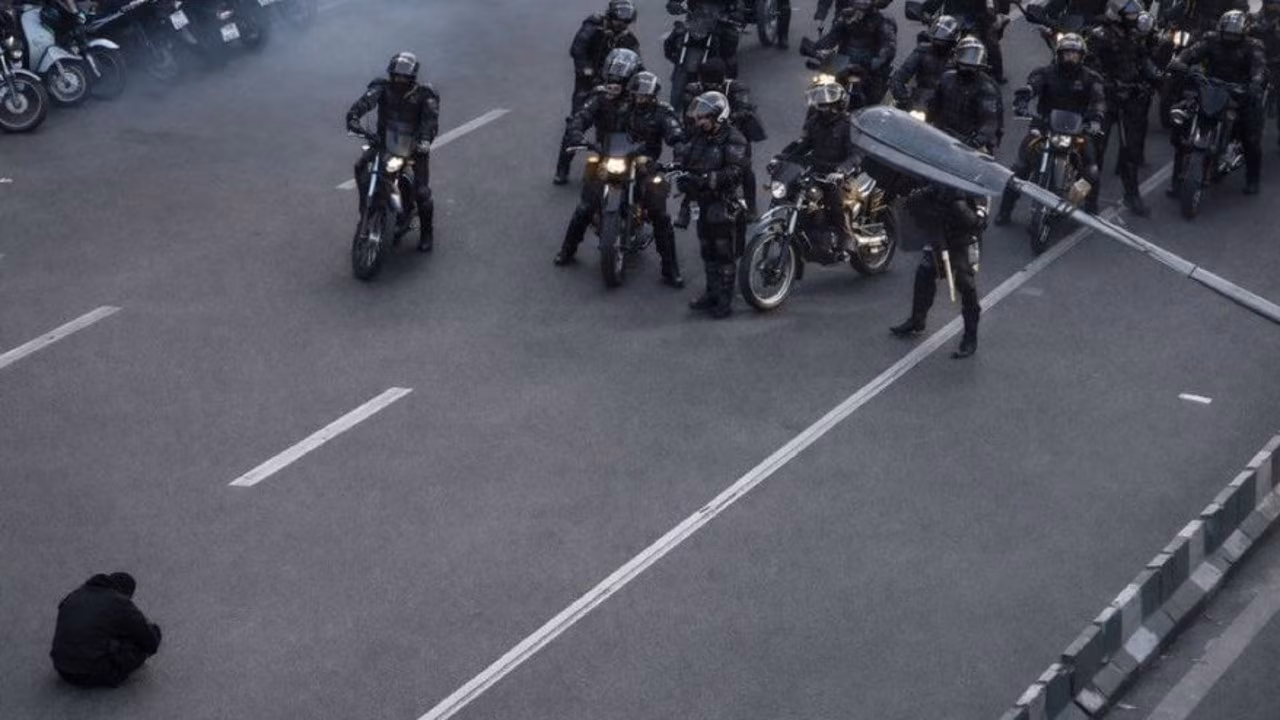 Ιράν όπως πλατεία Τιενανμέν: Ένας διαδηλωτής μόνος απέναντι στις δυνάμεις ασφαλείας στην Τεχεράνη