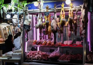 Ακρίβεια: Αυξημένο φέτος το κόστος του χριστουγεννιάτικου τραπεζιού – Σχεδόν 45 ευρώ το άτομο