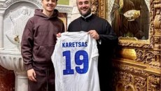 O Κωνσταντίνος Καρέτσας χάρισε φανέλα της Εθνικής Ελλάδας σε εκκλησία στη Μενεμένη (pics)