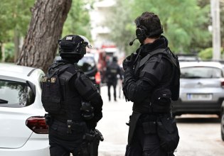 Καλύβια: Καλάσνικοφ και πιστόλια εντόπισε η ΕΛ.ΑΣ. σε κλεμμένο ΙΧ – Ετοίμαζαν δολοφονική επίθεση