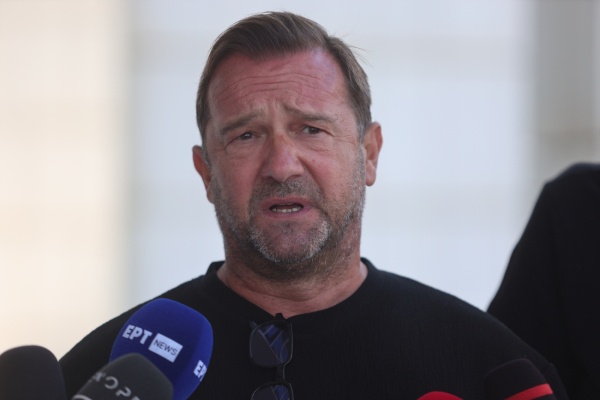 Οργισμένη απάντηση Πλακιά για την χριστουγεννιάτικη κάρτα της Hellenic Train – «Αρρωστημένη συμπεριφορά»