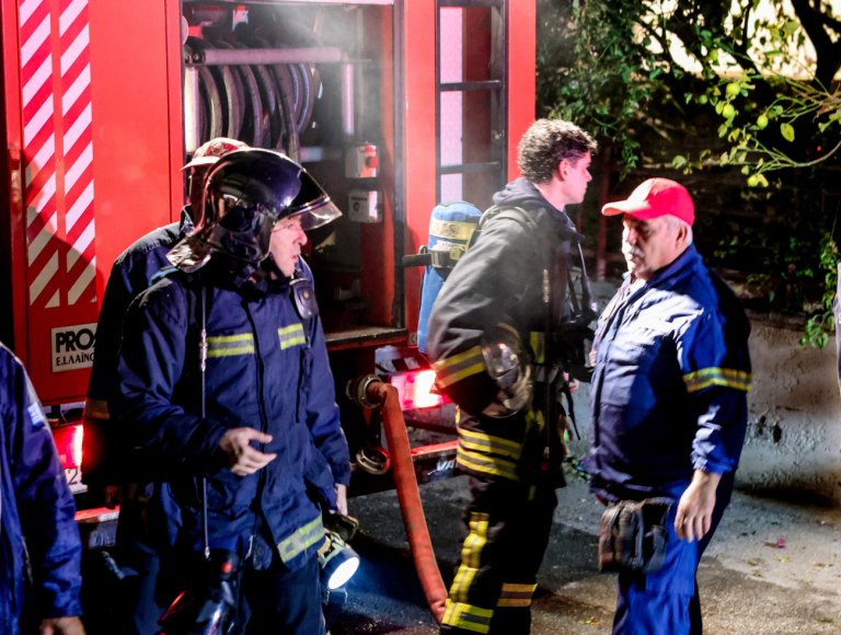 Υπό έλεγχο η φωτιά σε κατάστημα στο Νέο Κόσμο