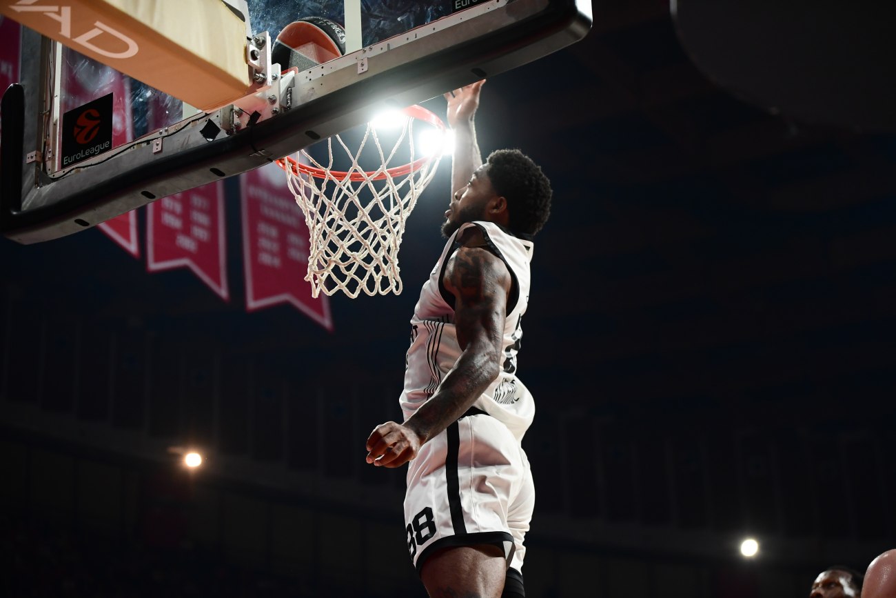 Ο Ταϊρίκ Τζόουνς αρέσει στον Ολυμπιακό – Παρακολουθούν τις εξελίξεις στην Παρτιζάν οι «ερυθρόλευκοι» (vid)