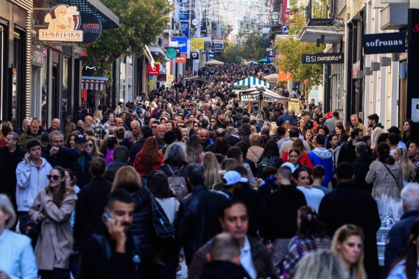 Εορταστικό ωράριο: Ποια καταστήματα δεν θα ανοίξουν την Κυριακή 14/12