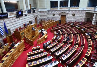 Βουλή: Με συναίνεση ΝΔ – ΠΑΣΟΚ πέρασε η τροπολογία για την αυστηροποίηση της νομοθεσίας περί όπλων