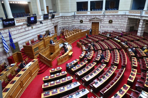 Βουλή: Με συναίνεση ΝΔ – ΠΑΣΟΚ πέρασε η τροπολογία για την αυστηροποίηση της νομοθεσίας περί όπλων