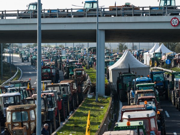 Εξαπλώνονται τα μπλόκα, χιλιάδες τρακτέρ στους δρόμους – Συγκέντρωση στη Λάρισα για τους συλληφθέντες αγρότες