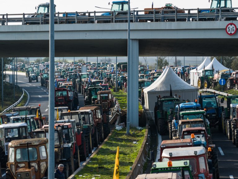 Εξαπλώνονται τα μπλόκα, χιλιάδες τρακτέρ στους δρόμους – Συγκέντρωση στη Λάρισα για τους συλληφθέντες αγρότες