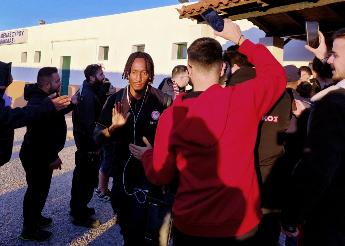 Ολυμπιακός: Αποθεώθηκε στη Σύρο η «ερυθρόλευκη» αποστολή (vid+pics)