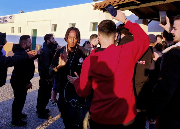 Ολυμπιακός: Αποθεώθηκε στη Σύρο η «ερυθρόλευκη» αποστολή (vid+pics)