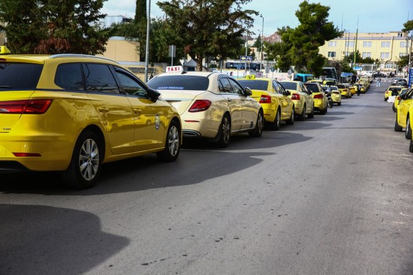 Ταξί: Συνεχίζεται η απεργία στην Αττική – Συγκέντρωση των αυτοκινητιστών στη Λεωφόρο Αθηνών