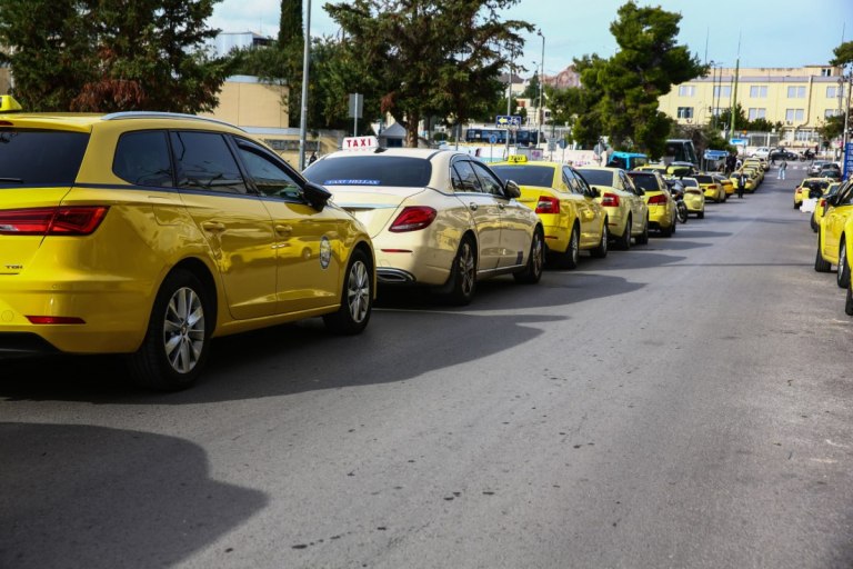 Ταξί: Συνεχίζεται η απεργία στην Αττική – Συγκέντρωση των αυτοκινητιστών στη Λεωφόρο Αθηνών