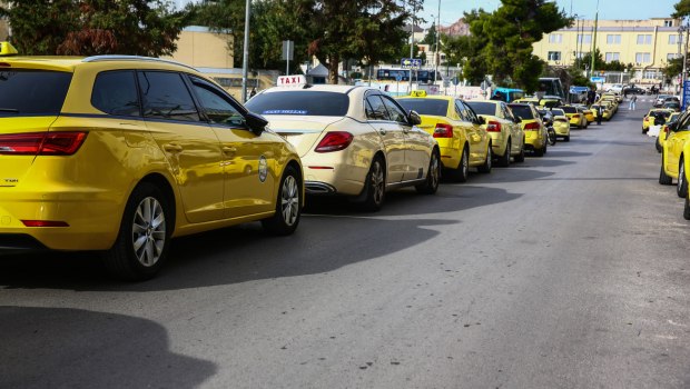 Ταξί: Δεύτερη ημέρα της απεργίας – Συγκέντρωση στο υπουργείο Μεταφορών, τι διεκδικούν