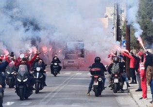 Σύρος: Ο Ολυμπιακός έφτασε στο γήπεδο με τον κόσμο του για συνοδεία (vid, pics)