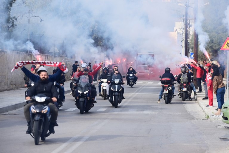 Ολυμπιακός: Η εντυπωσιακή ατμόσφαιρα του κόσμου με τους πυρσούς και τα καπνογόνα στη Σύρο (vid)