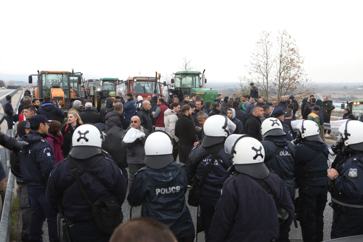 Αγρότες: Πληθαίνουν και ισχυροποιούνται τα μπλόκα – Η καταστολή δεν περνάει