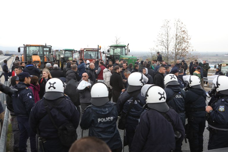 Αγρότες: Πληθαίνουν και ισχυροποιούνται τα μπλόκα – Η καταστολή δεν περνάει