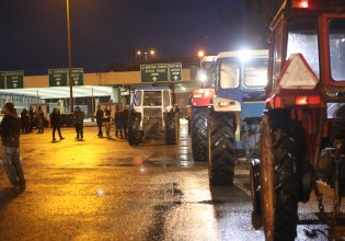 Αγρότες: Ένταση με τα ΜΑΤ προς τον Προμαχώνα – Λεωφορείο της αστυνομίας απωθούσε τα τρακτέρ