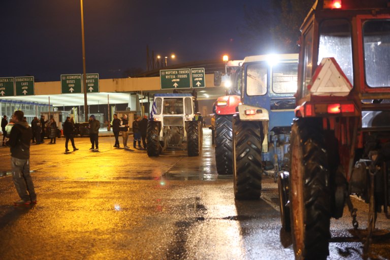 Αγρότες: Ένταση με τα ΜΑΤ προς τον Προμαχώνα – Λεωφορείο της αστυνομίας απωθούσε τα τρακτέρ