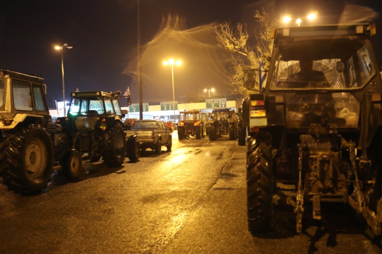 Έστησαν χριστουγεννιάτικο δέντρο οι αγρότες στην Καρδίτσα – Ενισχύονται τα μπλόκα