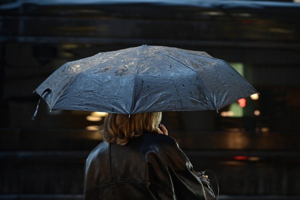 «Μπλακ άουτ» λόγω κακοκαιρίας στην Ερμού – Πολλά καταστήματα χωρίς ρεύμα