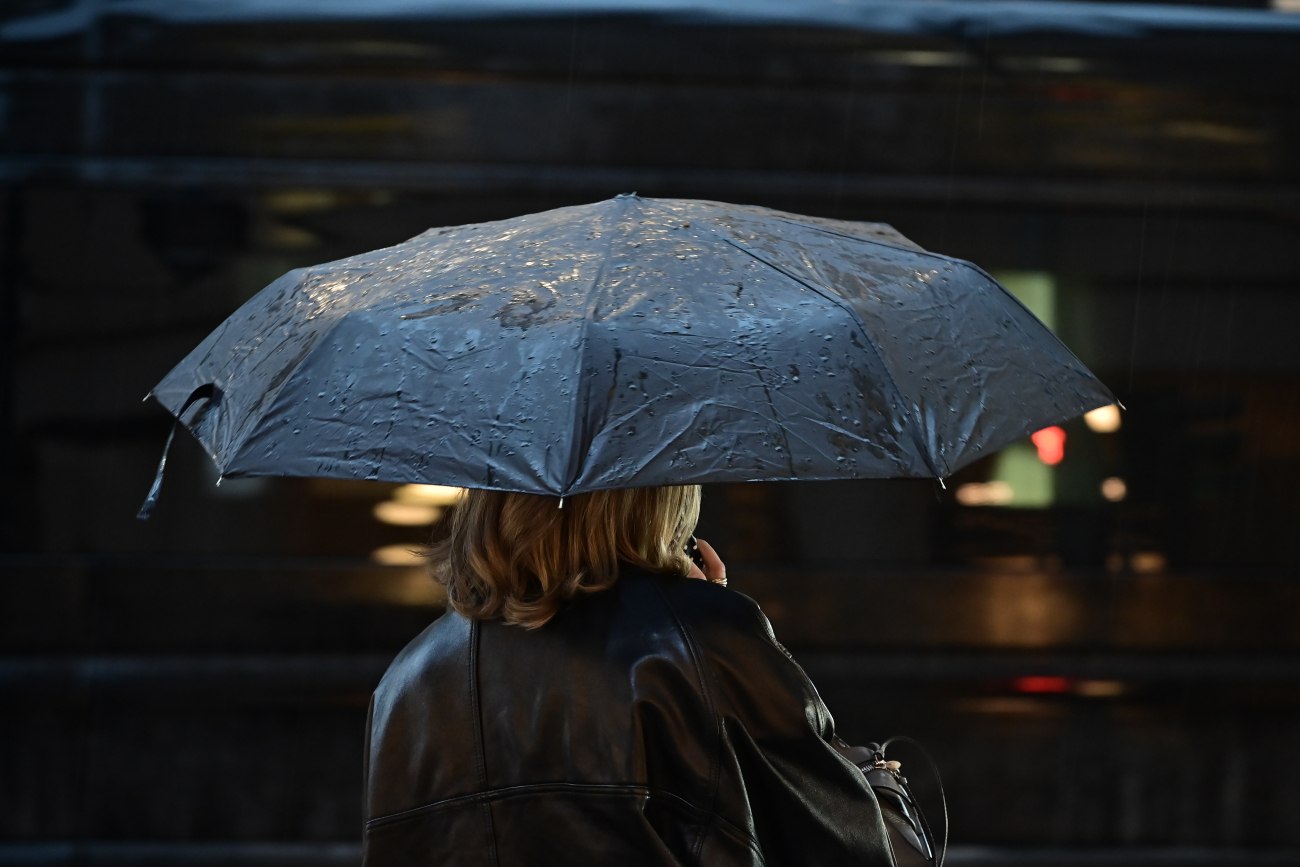 «Μπλακ άουτ» λόγω κακοκαιρίας στην Ερμού – Πολλά καταστήματα χωρίς ρεύμα