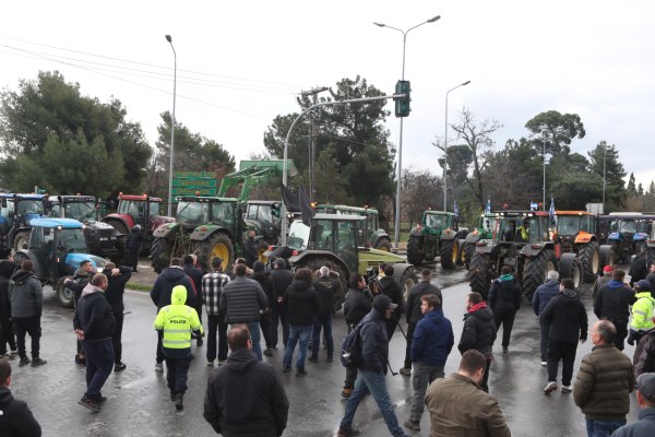 Κλιμακώνουν τις κινητοποιήσεις από Δευτέρα οι αγρότες – Ενισχύονται τα μπλόκα, μήνυμα παραμονής μέχρι τα Χριστούγεννα