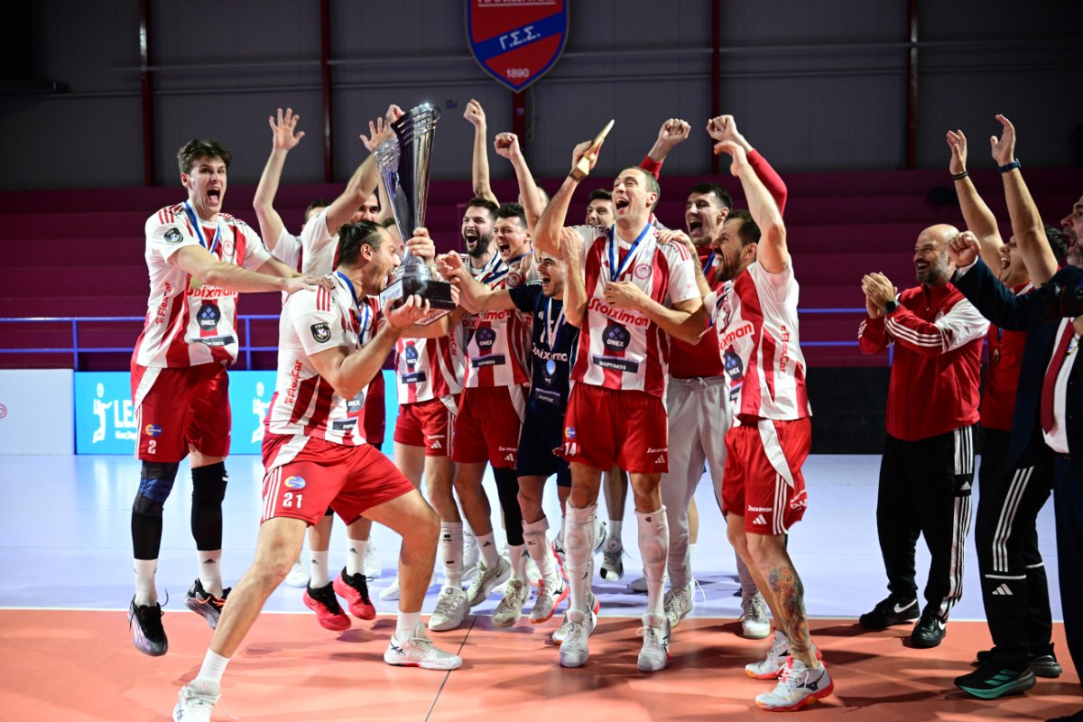 Η απονομή του τροπαίου του League Cup στον Ολυμπιακό (pics+vid)