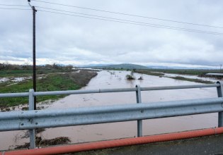 Παραμένουν τα προβλήματα στον σιδηρόδρομο από την κακοκαιρία – Με λεωφορεία το Λειανοκλάδι – Λάρισα – Λειανοκλάδι