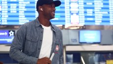 Ολυμπιακός: «Τρέλα» με Ελ Κααμπί στο αεροδρόμιο – Υπέγραψε memorabilia από τον τελικό του Conference League (vids)