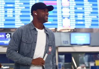 Ολυμπιακός: «Τρέλα» με Ελ Κααμπί στο αεροδρόμιο – Υπέγραψε memorabilia από τον τελικό του Conference League (vids)