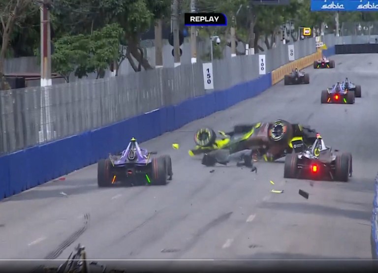 Σοκαριστικό ατύχημα, ευτυχώς χωρίς σοβαρό τραυματισμό, σημειώθηκε στον αγώνα της Formula E στο Σάο Πάολο, με το μονοθέσιο του Πεπέ Μαρτί να κάνει πολλαπλές περιστροφές και τελικά να διαλύεται.