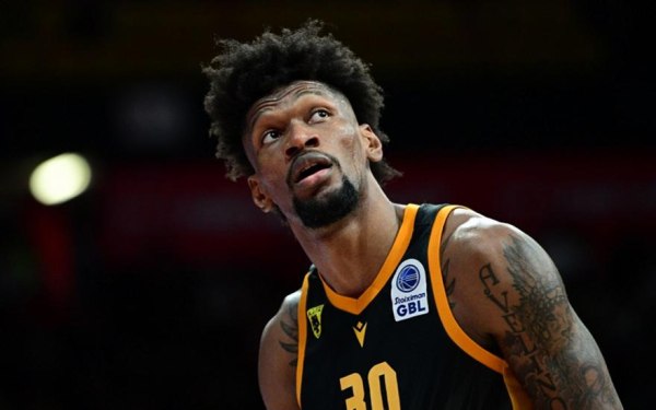 Τρεις ομάδες παρακολουθούν την περίπτωση του Σίλβα της ΑΕΚ