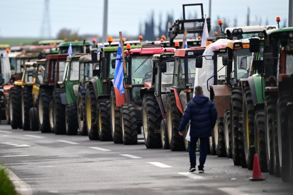 Χριστούγεννα στα μπλόκα υπόσχονται οι αγρότες – Κλιμακώνουν τον αγώνα και αυξάνουν την πίεση στην κυβέρνηση