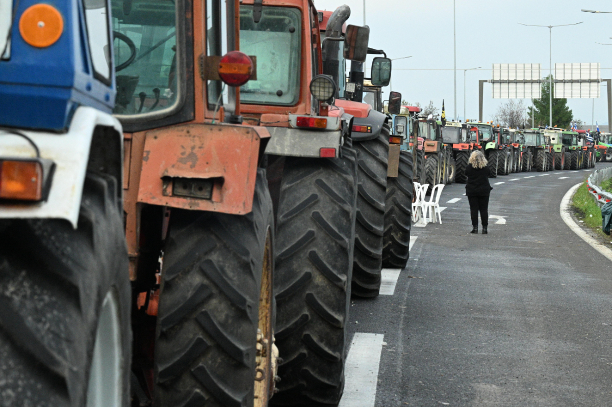 Ακλόνητοι στα μπλόκα οι αγρότες αυξάνουν την πίεση στην κυβέρνηση – Κλείνουν τις σήραγγες των Τεμπών, ανοίγουν διόδια