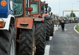 Ακλόνητοι στα μπλόκα οι αγρότες αυξάνουν την πίεση στην κυβέρνηση – Κλείνουν τις σήραγγες των Τεμπών, ανοίγουν διόδια