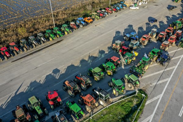 «Οι πραγματικοί αγρότες έχουν μείνει απλήρωτοι»: Σφοδρά πυρά κατά της κυβέρνησης στο φόντο των κινητοποιήσεων