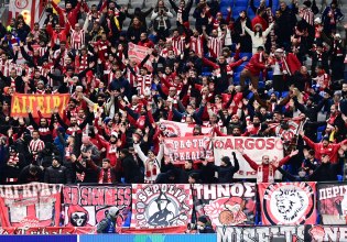 Ούτε κρύο, ούτε χιλιόμετρα: «Ερυθρόλευκη» η εξέδρα και στην Αστάνα (pics)